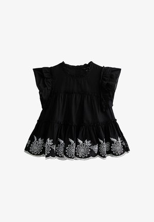 Czarna bawełniana bluzka z falbaniastymi rękawami i warstwowym designem. Białe kwiatowe hafty wzdłuż hemu i falbaniasty dolny brzeg.