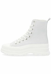 Zapatillas blancas altas hechas de lienzo con punta de goma y suela gruesa blanca. Presentan ojales plateados y diseño de cordones en la parte frontal.