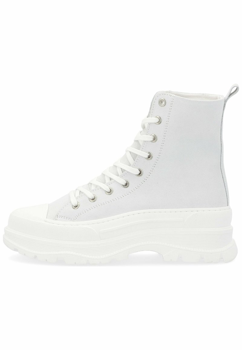 Zapatillas blancas altas hechas de lienzo con punta de goma y suela gruesa blanca. Presentan ojales plateados y diseño de cordones en la parte frontal.