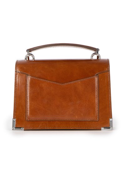 Borsa a mano in pelle marrone con una forma strutturata. Presenta un manico superiore, una tasca stile busta e dettagli in metallo color argento.