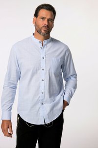 Camisa de manga larga azul claro con cuello mao, bolsillo en el pecho, cierre de botones y textura sutil; combinada con pantalones oscuros.