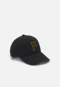 Boné de beisebol preto feito de tecido, com um logotipo amarelo em relevo da letra "P" na frente, aba curvada e design de seis painéis com ilhós.