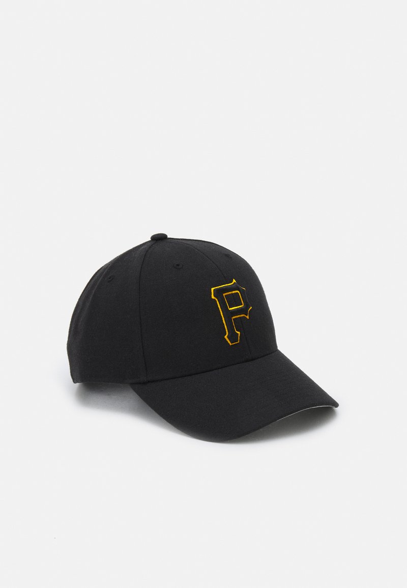Boné de beisebol preto feito de tecido, com um logotipo amarelo em relevo da letra "P" na frente, aba curvada e design de seis painéis com ilhós.