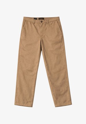 Pantaloni color camoscio a gamba dritta con passanti per cintura, tasche laterali, chiusura frontale con bottoni e cerniera, distesi su uno sfondo bianco.