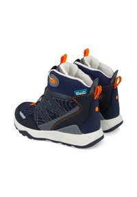 Botas impermeables azul marino con detalles grises, acentos en naranja, un upper texturizado y una suela blanca robusta; presenta costuras reforzadas.