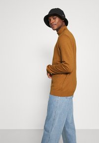 Selected Homme SLHBERG HALF ZIP  - Džemperis - wood thrush