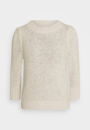 Pull en tricot couleur crème avec manches trois-quarts et poignets, col et ourlet côtelés sur un fond uni.