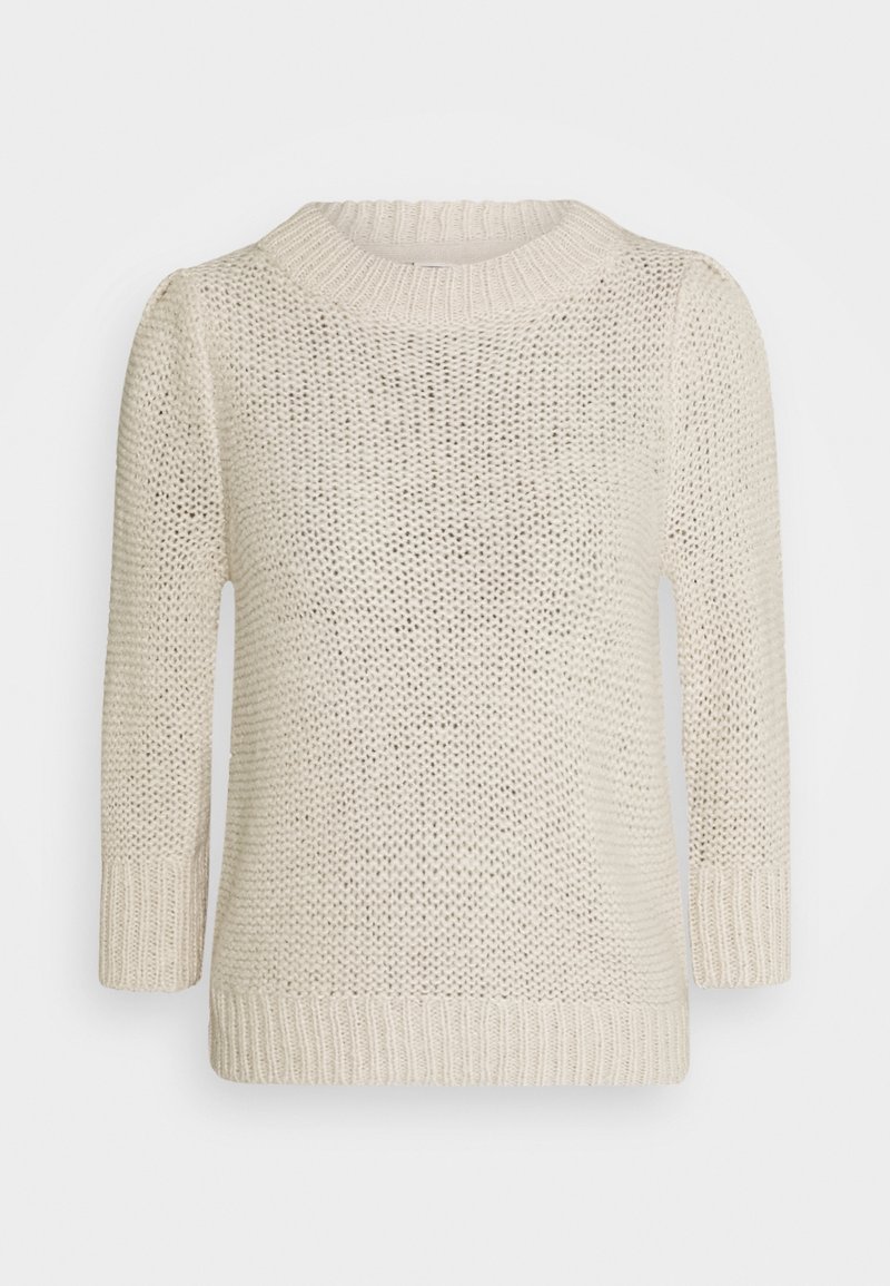 Pull en tricot couleur crème avec manches trois-quarts et poignets, col et ourlet côtelés sur un fond uni.
