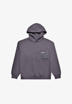 Hanorac gri cu buzunar frontal, cu un design texturat, manșete cu nervuri și glugă cu șnur. Material moale și croi lejer.