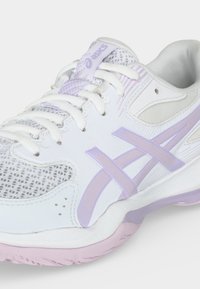 Άσπρο και λεβαντίν ASICS αθλητικό παπούτσι με πλέγμα στο μπροστινό μέρος, σχέδιο με κορδόνια και μαλακή σόλα, εμφανίζεται υπό γωνία μπροστινής πλευράς.