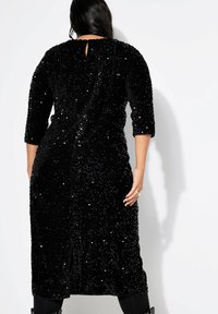 Studio Untold SLIM SHAPE MIDILÄNGE  - Koktejlové šaty / šaty na párty - black