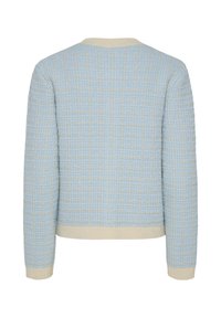 Jasnoniebieski sweter o fakturze z kratkowanym wzorem, kremowy prążkowany dekolt i mankiety. Widok z tyłu ukazuje prosty design i luźne dopasowanie.