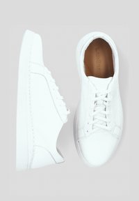 Białe sneakersy z górą z gładkiej skóry, okrągłym noskiem, teksturowanymi bocznymi panelami, płaskimi sznurowadłami i minimalistycznym wzornictwem.