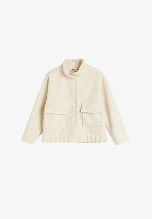 Chaqueta de forro polar de color crema, suave y de pelaje, con cuello alzado, cierre frontal de botones a presión y dos grandes bolsillos en el pecho, con una superficie texturizada.