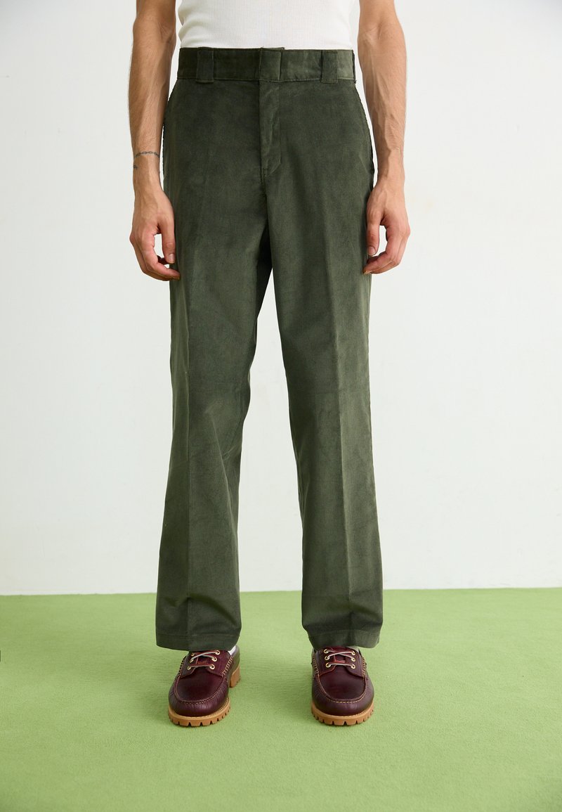 Groene corduroy broek met een rechte snit, hoge tailleband en zijzakken. Gepaard met bordeauxrode schoenen met een chunky zool.