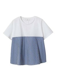 Top blanco de manga corta con una parte superior ajustada y una parte inferior acampanada que presenta rayas verticales azules y blancas. Textura de tela suave.