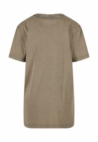 Kortærmet T-shirt i afdæmpet olivengrøn, lavet af blød bomuld. Har en rund halsudskæring og en afslappet pasform med enkel syning.