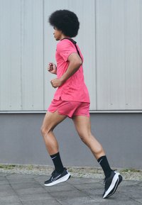 Nike Performance RISE RUN - Sports T-shirt - aster pink