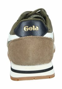 Baskets Gola avec un talon en suède marron, des côtés verts, des accents blancs et une languette en cuir noir ornée d'un logo doré ; matériaux texturés.