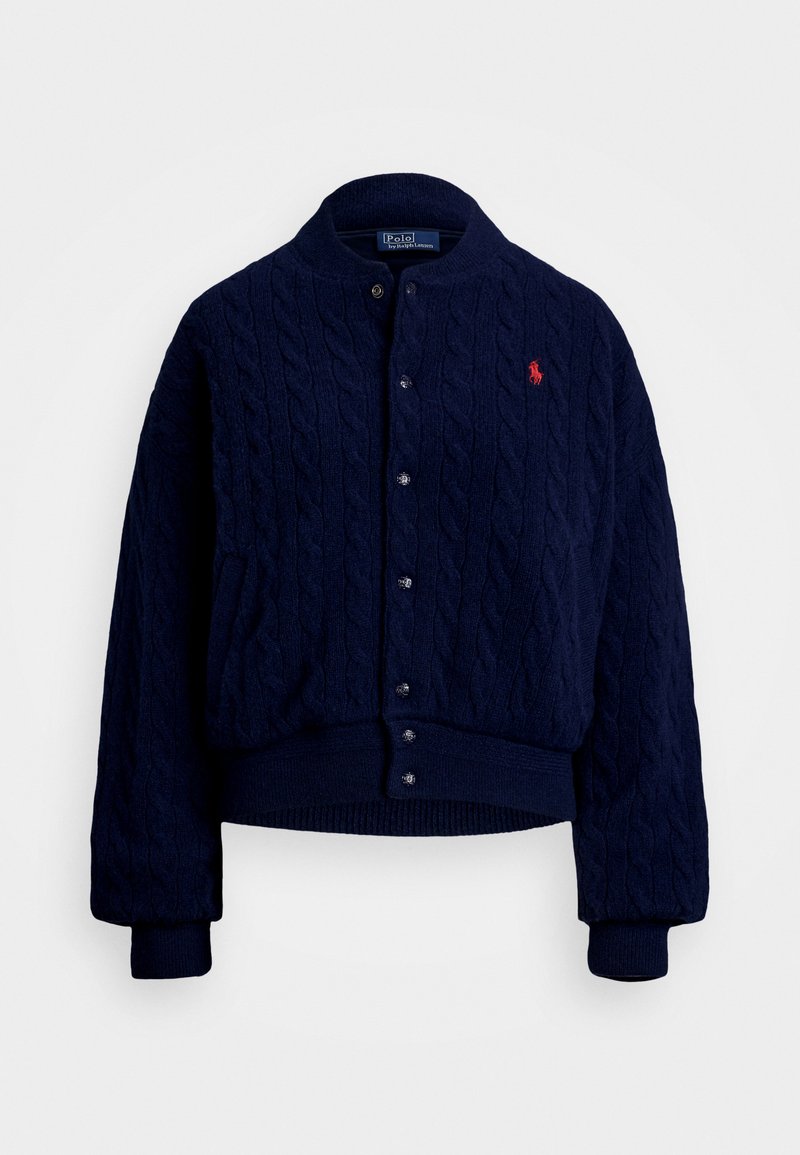 Cárdigan de punto de cable en color navy con cuello redondo, cierre de botones, puños acanalados y dobladillo. Pequeño logo rojo en el lado izquierdo del pecho. Textura suave.