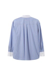 Chemise à rayures bleu et blanche avec de longues manches, un col blanc et des poignets en baril. Le tissu semble lisse avec un léger éclat.