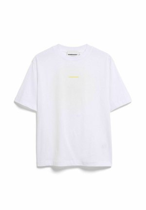 Witte katoenen T-shirt met korte mouwen, voorzien van kleine gele "ARMEDANGELS" tekst gecentreerd op de borst en een merklipje aan de binnenkant van de kraag.