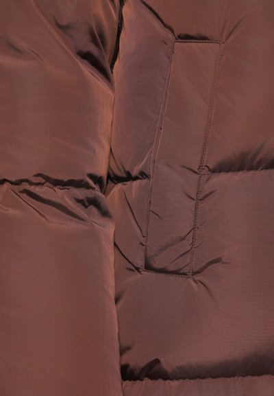 Brązowa kurtka puchowa z pikowanymi sekcjami, gładką błyszczącą teksturą oraz jedną zewnętrzną kieszenią po lewej stronie.