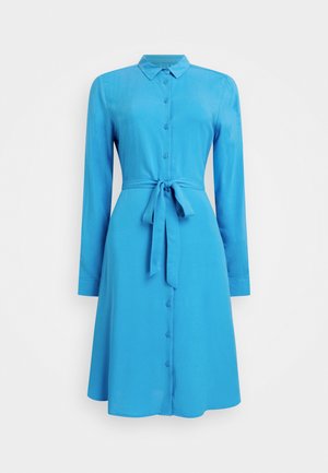 Sininen pitkähihaine mekko, jossa on napitettava etuosa, kauluskanta ja sidottava vyötärövyö. Sujuva kangas, polveen ulottuva ja rento leikkaus.