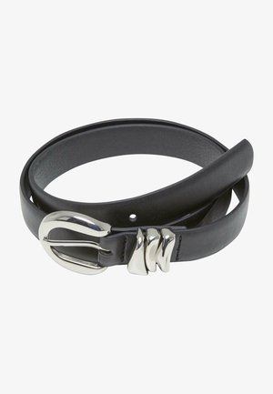 Czarny skórzany pasek ze srebrną zakrzywioną klamrą i trzema ozdobnymi srebrnymi pętlami, zwinięty na białym tle.