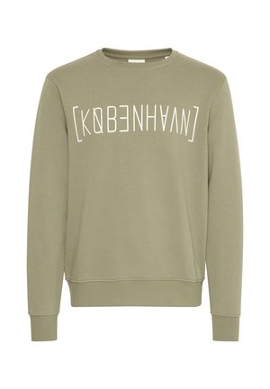 Lyse olivengrøn crewneck-sweatshirt med hvid stiliseret tekst "KØBENHAVN" på tværs af brystet og ribstrikkede manchetter og kant.