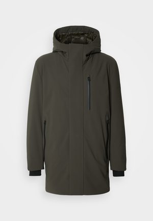 Olivgrüne isolierte Parkajacke mit hohem Kragen, verstellbarem Kapuze, zwei seitlichen Reißverschlusstaschen und einer Brusttasche mit Reißverschluss.