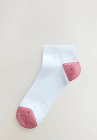 Fehér zokni egyszínű kialakítással, rózsaszín, texturált sarokkal és orrrésszel. Az anyag simának és rugalmasnak tűnik, közepes szármagassággal.