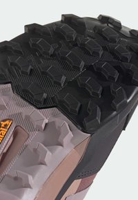 Adidas Terrex AX4 GORE-TEX® HIKING - Fjellsko - quiet crimson/preloved fig/warm clay