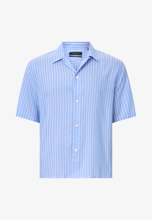 Camisa de botones de manga corta en azul claro con rayas verticales blancas. Fabricada en tejido ligero, cuenta con un cuello clásico y cinco botones.