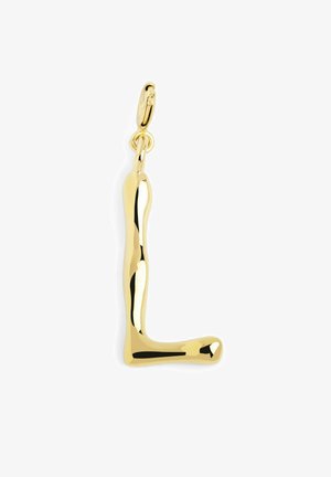 Charm en forma de letra "L" en oro, alargado con una textura ondulada, superficie lisa y un extremo redondeado, sujeto a un pequeño lazo para colgar.