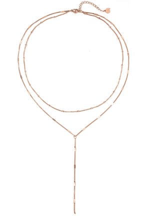 Collier délicat en or rose à plusieurs rangs avec deux chaînes fines, petits accents rectangulaires et pendentif goutte vertical, sécurisé par un fermoir mousqueton.