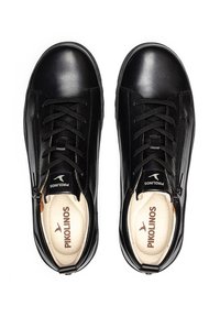Baskets en cuir noir avec une finition lisse, bout rond et laçage traditionnel. Comprend une fermeture éclair et une doublure intérieure douce.