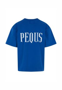 Zila kokvilnas T-kreklu ar īsām piedurknēm un lielu baltu "PEQUS" drukāšanu aizmugurē. Gluda tekstūra ar brīvu piegulšanu.
