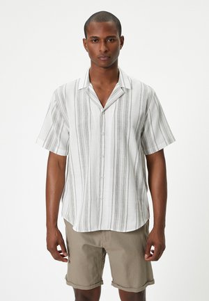 Korte mouwen, knoopsluiting blouse in het wit met grijze verticale strepen, gemaakt van een lichte stof, met een geknipte kraag en een relaxte pasvorm.