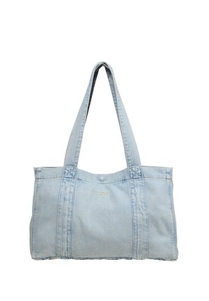 Jasnoniebieska torba typu tote z denimu z dwoma długimi paskami na ramię i subtelnymi przeszyciami na białym tle.