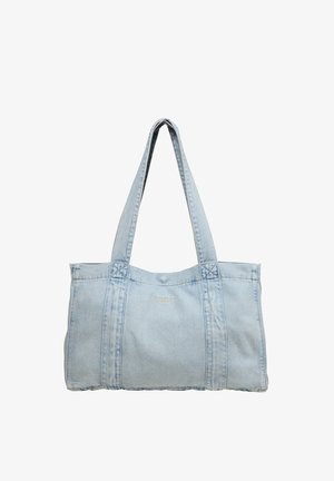 Sac fourre-tout en denim bleu clair avec deux longues bretelles et des détails de couture subtils sur fond blanc.