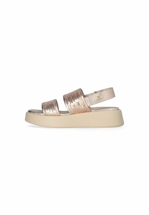 Sandalia con tiras de color rosa dorado metálico, correas texturizadas y una suela de plataforma en crema claro. Incluye una correa de tobillo ajustable.