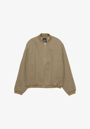 Khaki bomberka z zamkiem błyskawicznym z przodu, ściągaczami przy rękawach i w pasie. Zawiera boczne kieszenie i pikowane akcenty na rękawach. Wykonana z bawełny.