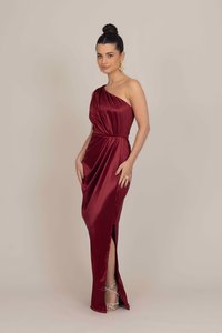 Burgundy satiini mekko yhdellä olalla, kerätty vyötärö ja sivuaukko. Suora tekstuuri ja vartaloa myötäilevä siluetti.