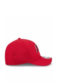 Rote Baseballmütze mit gebogenem Schild, versehen mit einem schwarzen gestickten Logo, aus einem einfarbigen Stoff mit Belüftungslöchern oben.