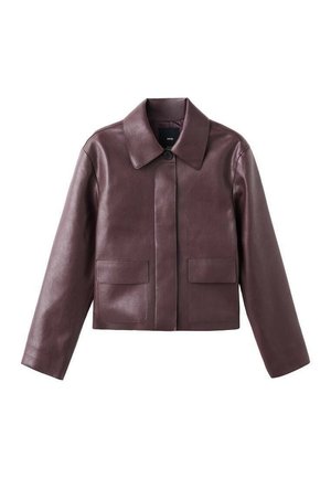 Bordowa skórzana kurtka krótkiego kroju z ostrym kołnierzem, zapięciem na guziki z przodu oraz dwoma kwadratowymi kieszeniami na dole z przodu. Gładka faktura.