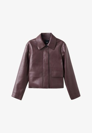 Bordowa skórzana kurtka krótkiego kroju z ostrym kołnierzem, zapięciem na guziki z przodu oraz dwoma kwadratowymi kieszeniami na dole z przodu. Gładka faktura.