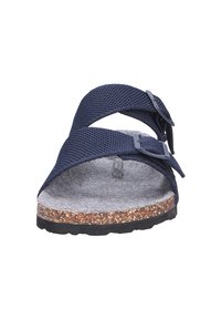 Sandalo in tessuto blu con cinturini regolabili, soletta in sughero e suola in gomma testurizzata. Progettato per comfort e traspirabilità.