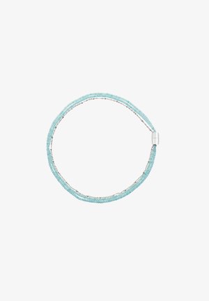 Mehrsträngiges Armband aus hellblauen Perlen und einer silbernen Kette, mit einem zylindrischen Verschluss. Das Design ist kreisförmig und mehrschichtig.