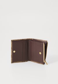 Cartera de piel marrón con cierre de cremallera dorado, que presenta un logotipo en relieve, compartimentos para tarjetas y un botón a presión. Exterior texturizado con un interior suave.